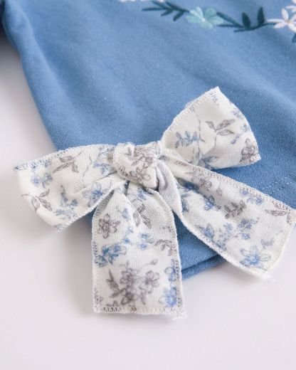Newness · Conjunto con cuello estampado y lazos · Azul
